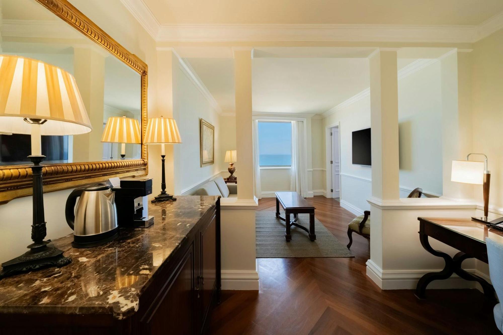 Suite mit Kingsize-Bett, Schlafsofa, Meerblick und Zugang zur Executive Lounge