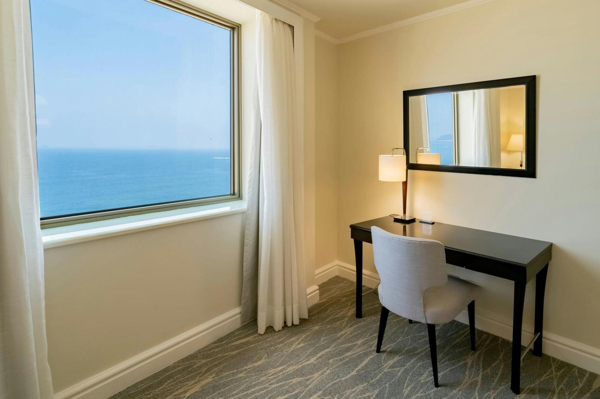 Deluxe Zimmer mit Kingsize-Bett und Meerblick