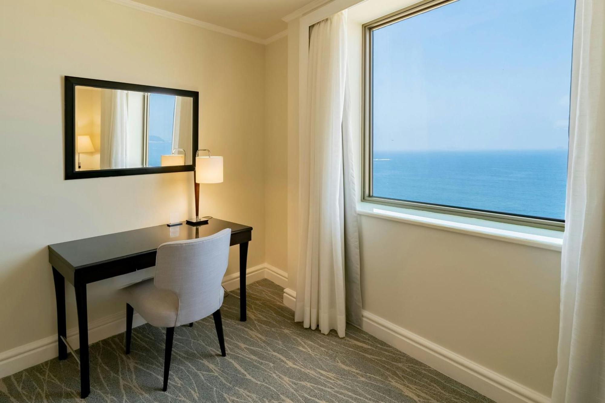 Zimmer mit Kingsize-Bett, Meerblick und Zugang zur Executive Lounge